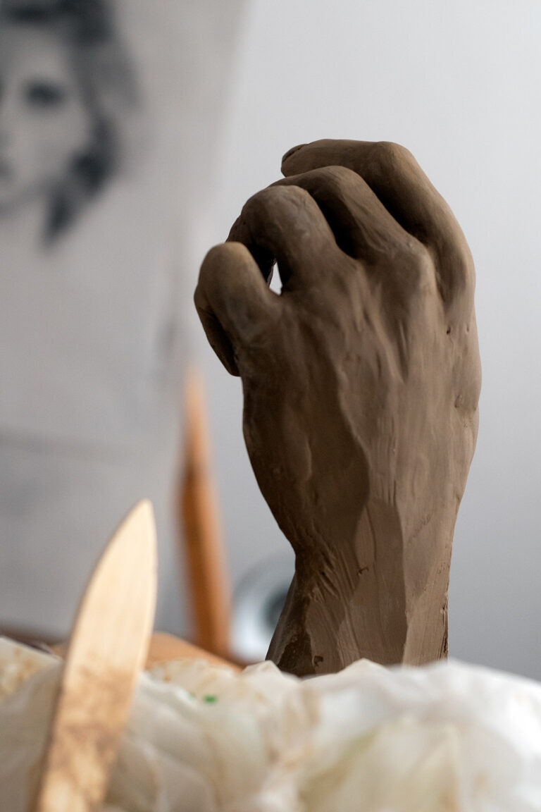 Socha ruky z hlíny, autorem je Karel Chytil